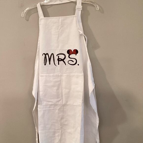 White Apron with MRS. Design with Minnie Mouse Ears in Excellent Condition! - Picture 1 of 4